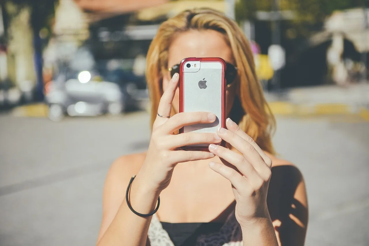 girl, smartphone, iphone-1192032.jpg